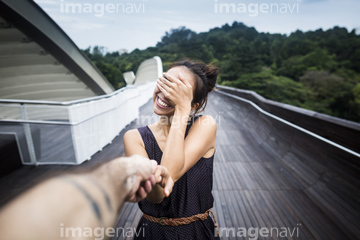 女性 目隠し 手をつなぐ の画像素材 写真素材ならイメージナビ