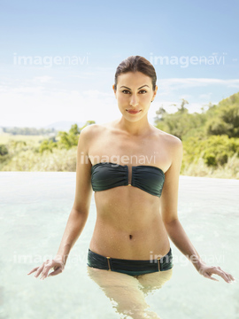 女性 外国人 モデル インド人 水着 ロイヤリティフリー の画像素材 セルフケア 美容 健康の写真素材ならイメージナビ