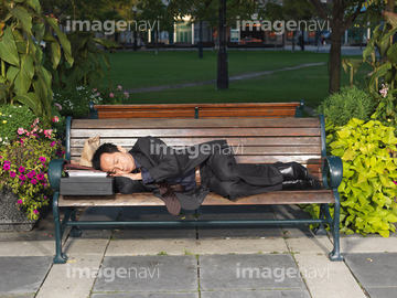ベンチ 寝る 1人 茶色 の画像素材 公園 文化財 町並 建築の写真素材ならイメージナビ