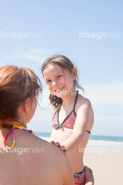 女子 小学生 水着 ビキニ 笑う の画像素材 年齢 人物の写真素材ならイメージナビ