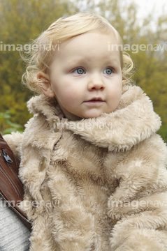 人物 年齢 0歳 1歳 赤ちゃん 白人 1人 コート 洋服 の画像素材 写真素材ならイメージナビ