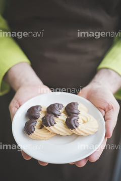 手 差し出す 皿 両手 の画像素材 料理 食事 ライフスタイルの写真素材ならイメージナビ