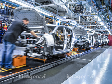 自動車工場 生産ライン 少ない 立つ ロイヤリティフリー の画像素材 生産業 製造業 産業 環境問題の写真素材ならイメージナビ