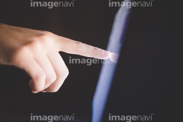 指を差す の画像素材 年齢 人物の写真素材ならイメージナビ