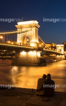 カップル 寄り添う シルエット 明るい 明暗 の画像素材 構図 人物の写真素材ならイメージナビ