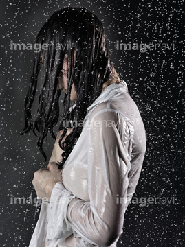 若い女性 濡れ髪 ワイシャツ 雨 の画像素材 写真素材ならイメージナビ