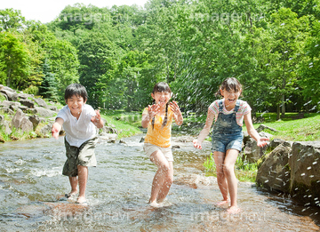 川遊び 少女 の画像素材 春 夏の行事 行事 祝い事の写真素材ならイメージナビ