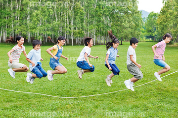 長縄跳び の画像素材 学校生活 ライフスタイルの写真素材ならイメージナビ