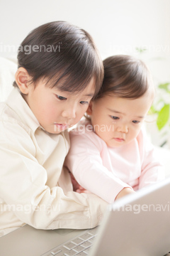 日本人 兄と妹 2人 仲良し かわいい 赤ちゃん 子供 の画像素材 日本人 人物の写真素材ならイメージナビ