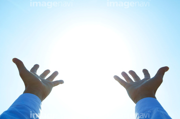 人物 逆光 手を上げる 手をかざす の画像素材 構図 人物の写真素材ならイメージナビ