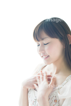 胸に手を当てる の画像素材 日本人 人物の写真素材ならイメージナビ