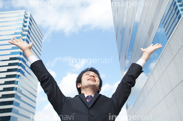 スーツ 男性 腕 手を上げる 笑顔 両手を上げる の画像素材 ビジネスシーン ビジネスの写真素材ならイメージナビ