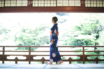 着物 女性 歩く 浴衣 横向き の画像素材 行動 人物の写真素材ならイメージナビ