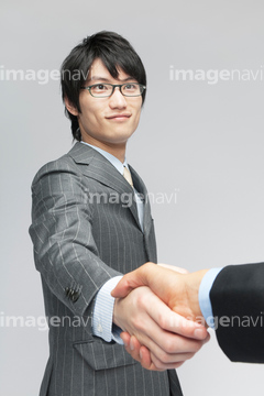 人物 構図 正面 手をつなぐ 握手 日本人 2人 の画像素材 写真素材ならイメージナビ