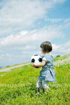 ボール 持つ 子供 ふわふわ 横向き の画像素材 球技 スポーツの写真素材ならイメージナビ