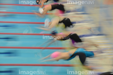 水泳 飛び込み 瞬時 の画像素材 ウォータースポーツ スポーツの写真素材ならイメージナビ