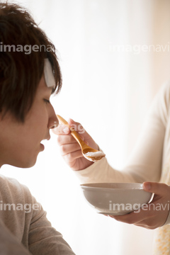 あーん 食べさせる の画像素材 行動 人物の写真素材ならイメージナビ