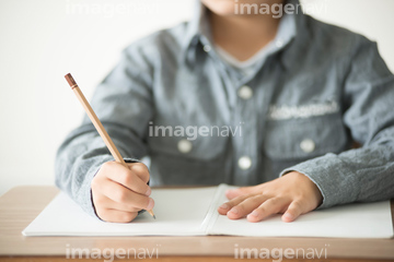 鉛筆 持つ 手 両手 の画像素材 構図 人物の写真素材ならイメージナビ