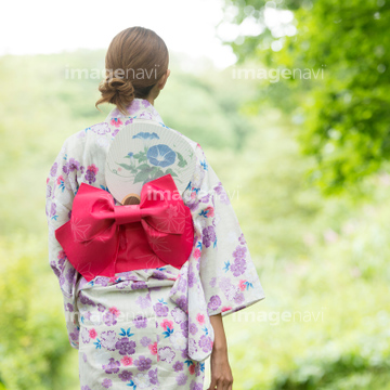 うちわ 花柄 植物柄 帯状 の画像素材 季節 人物の写真素材ならイメージナビ