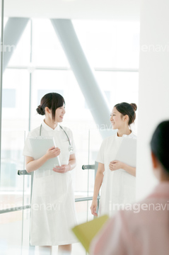 人物 日本人 女性 学生 歩く 顔 看護学生 の画像素材 写真素材ならイメージナビ