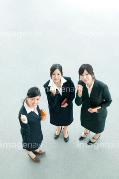 女性 全身 ポーズ 俯瞰 3人 の画像素材 構図 人物の写真素材ならイメージナビ