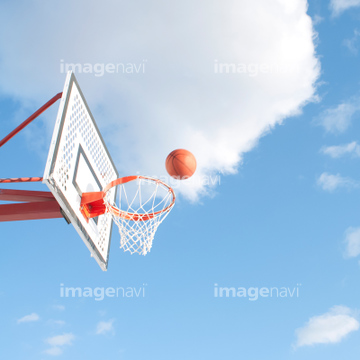 スポーツ 球技 バスケットボール バスケットボールゴール 雲 清涼感 の画像素材 写真素材ならイメージナビ
