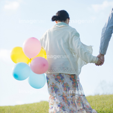 手つなぎ 後ろ姿 晴れ の画像素材 行動 人物の写真素材ならイメージナビ