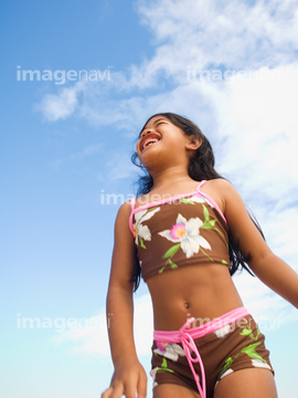 女子 小学生 水着 立つ 暑い の画像素材 年齢 人物の写真素材ならイメージナビ