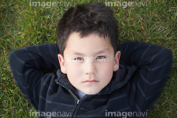 人物 構図 俯瞰 シリアス顔 の画像素材 写真素材ならイメージナビ