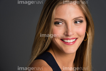 外国人 女性 金髪 1人 笑顔 若者 幸福 シルエット の画像素材 外国人 人物の写真素材ならイメージナビ