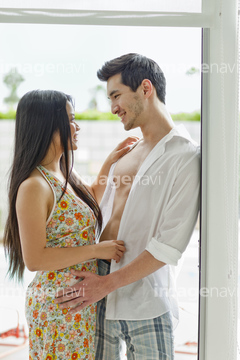 恋人 2人 対 カップル 横向き 見つめ合う アジア人 笑う 韓国人 の画像素材 家族 人間関係 人物の写真素材ならイメージナビ