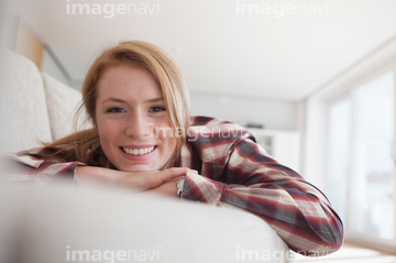 若い女性 顔 煽り 白人 あご 顔 の画像素材 外国人 人物の写真素材ならイメージナビ