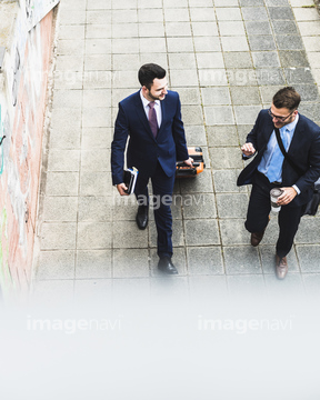 スーツ 男性 俯瞰 歩く アーバン 顔 の画像素材 ビジネスアイテム ビジネスの写真素材ならイメージナビ