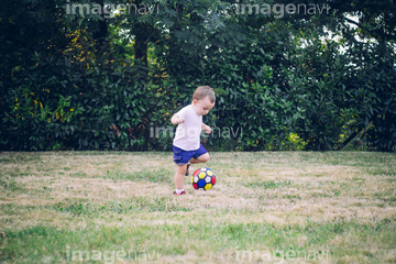 サッカー 男の子 赤ちゃん 子供 の画像素材 球技 スポーツの写真素材ならイメージナビ