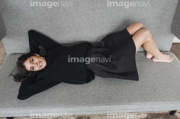 仰向け 若い女性 ハイアングル ロングヘアー スカート の画像素材 構図 人物の写真素材ならイメージナビ