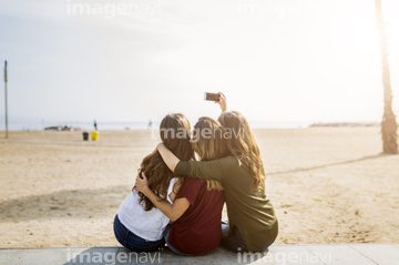 ハグ カップル 3人 後ろ向き の画像素材 構図 人物の写真素材ならイメージナビ