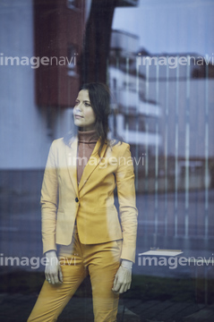 女性 後ろ スーツ パンツスーツ の画像素材 構図 人物の写真素材ならイメージナビ