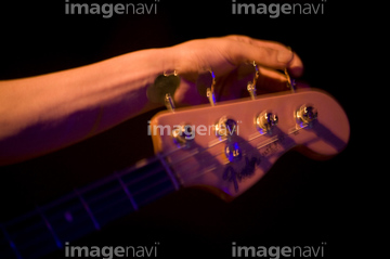 ギター 日本人 ベースギター の画像素材 ビジネス 人物の写真素材ならイメージナビ