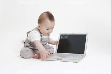 パソコン 男 日本人 赤ちゃん 子供 ロイヤリティフリー の画像素材 日本人 人物の写真素材ならイメージナビ