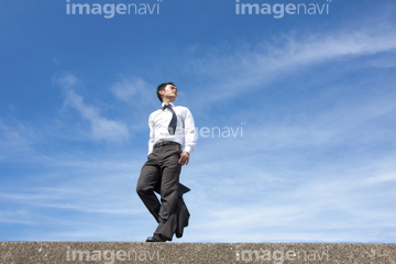 日本人 大人 一人 男 全身 横 立ち姿 の画像素材 日本人 人物の写真素材ならイメージナビ