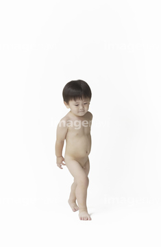 子供 裸 全身 アジア人 歩く の画像素材 日本人 人物の写真素材ならイメージナビ