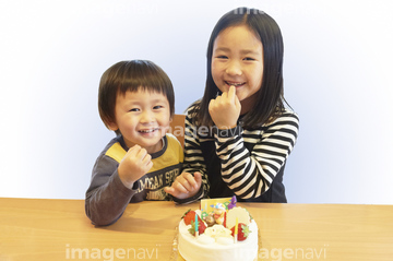 人物 構図 正面 笑う 子供 年齢層 食べる つまみ食い の画像素材 写真素材ならイメージナビ