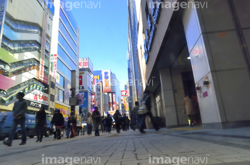 秋葉原 大勢 ロイヤリティフリー の画像素材 行動 人物の写真素材ならイメージナビ