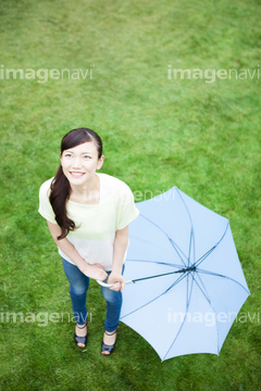 俯瞰 傘 少ない 女性らしい の画像素材 構図 人物の写真素材ならイメージナビ