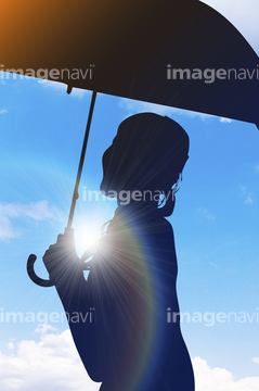 傘をさす 雨 横向き の画像素材 構図 人物の写真素材ならイメージナビ