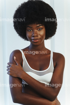 モデル 黒人 美人】の画像素材  ビジネス・人物の写真素材なら
