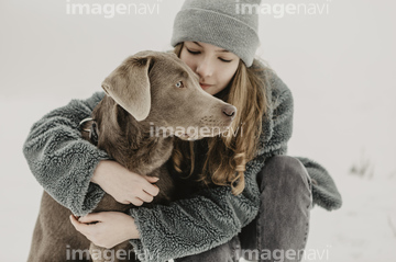 犬 抱く 女の子 大型犬 冬 の画像素材 ペット 生き物の写真素材ならイメージナビ