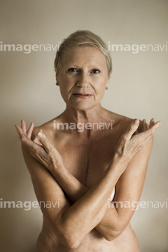 高齢女性の裸 