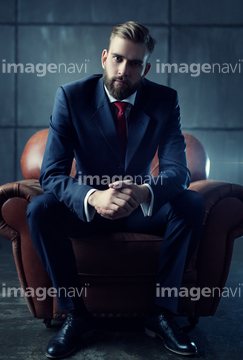 椅子 座る 肘掛け スーツ 男性 外国人 ハイアングル 女性 東洋人 手 の画像素材 ビジネスシーン ビジネスの写真素材ならイメージナビ