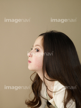 外国人 少女 横顔 の画像素材 構図 人物の写真素材ならイメージナビ